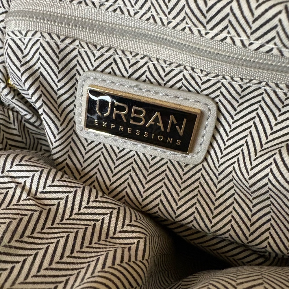 Urban Expressions | Green Clutch with Wooden Handle - Picture 8 of 8